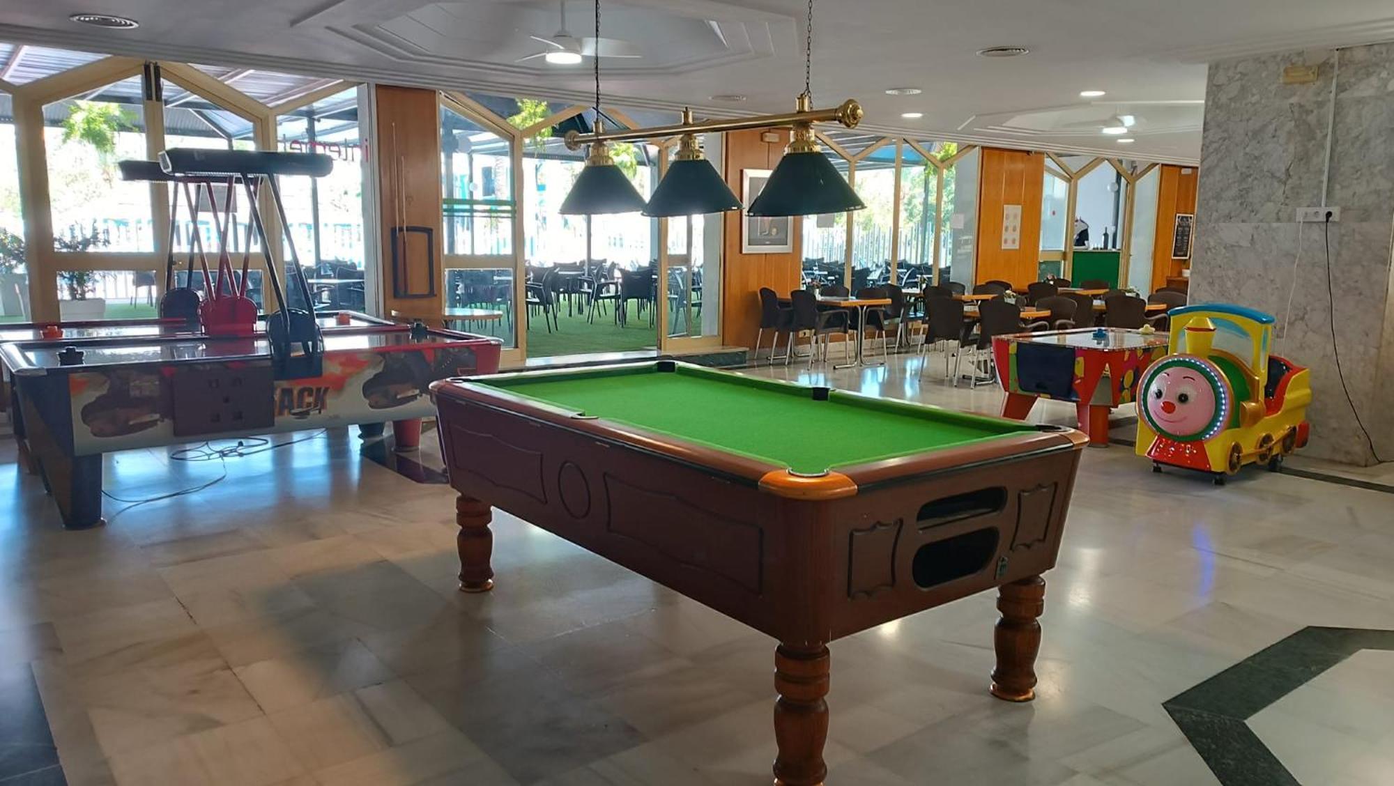 Benal Beach Vista Al Mar, Piscina Templada 贝纳尔马德纳 外观 照片